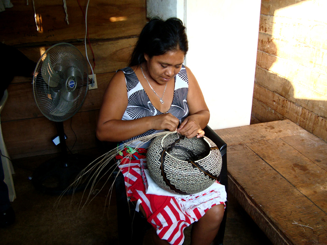 black and white Wounaan basket in progress